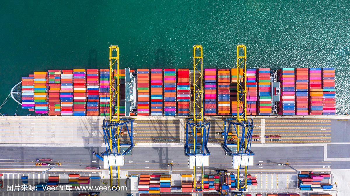 深海港口集装箱船装卸,远洋集装箱船业务物流进出口货运空运俯视图.